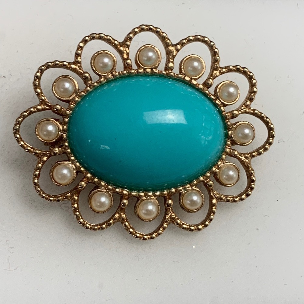 Sarah Coventry Vintage Turquoise Faux Pearl Gold Tone Scalloped Brooch Pin 4674